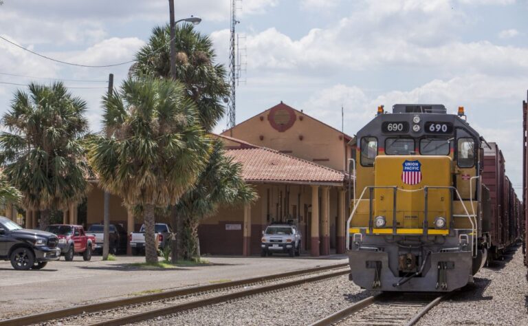 Hallan seis muertos en vagón de carga de tren en la frontera de EE.UU. con México